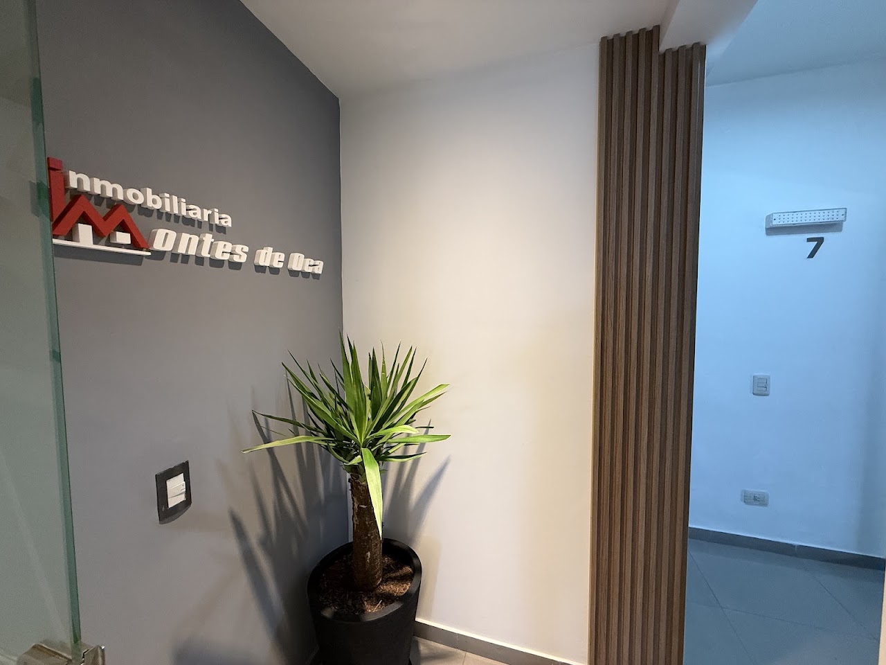 Pasillo y recepción de la oficina